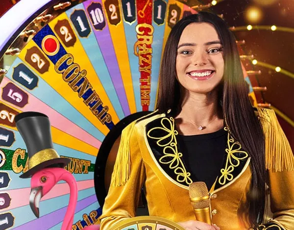 La presentatrice di Crazy Time davanti alla ruota verticale del gioco
