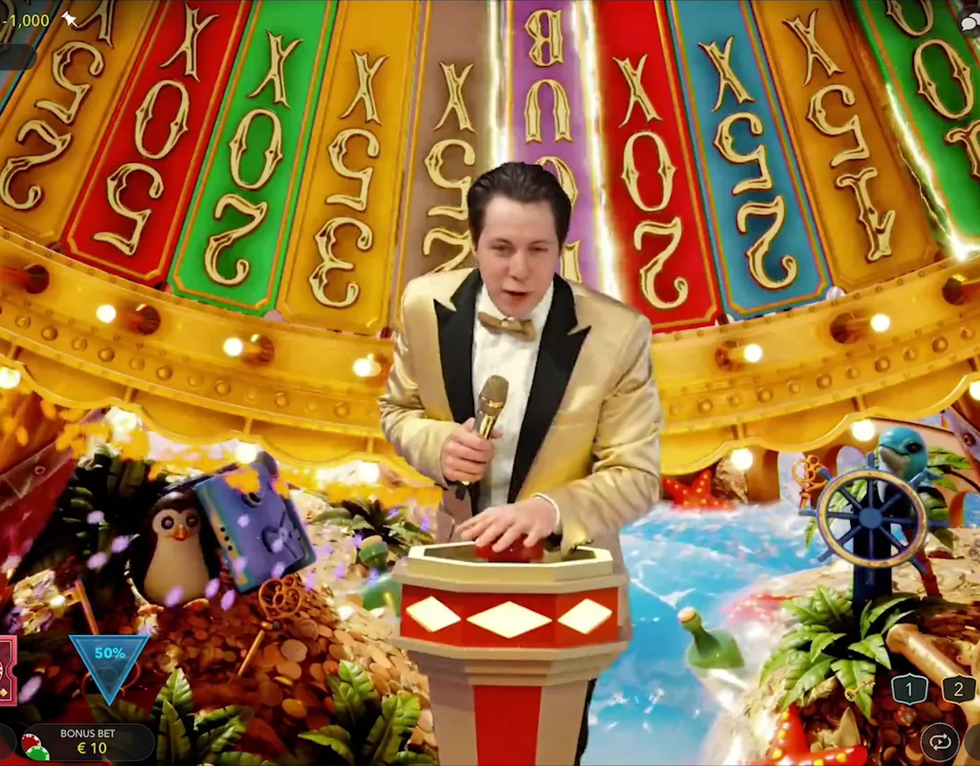 Il conduttore davanti alla ruota gigante del bonus Crazy Time