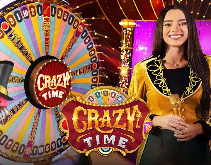 La presentatrice in studio davanti alla ruota di Crazy Time e al logo del gioco