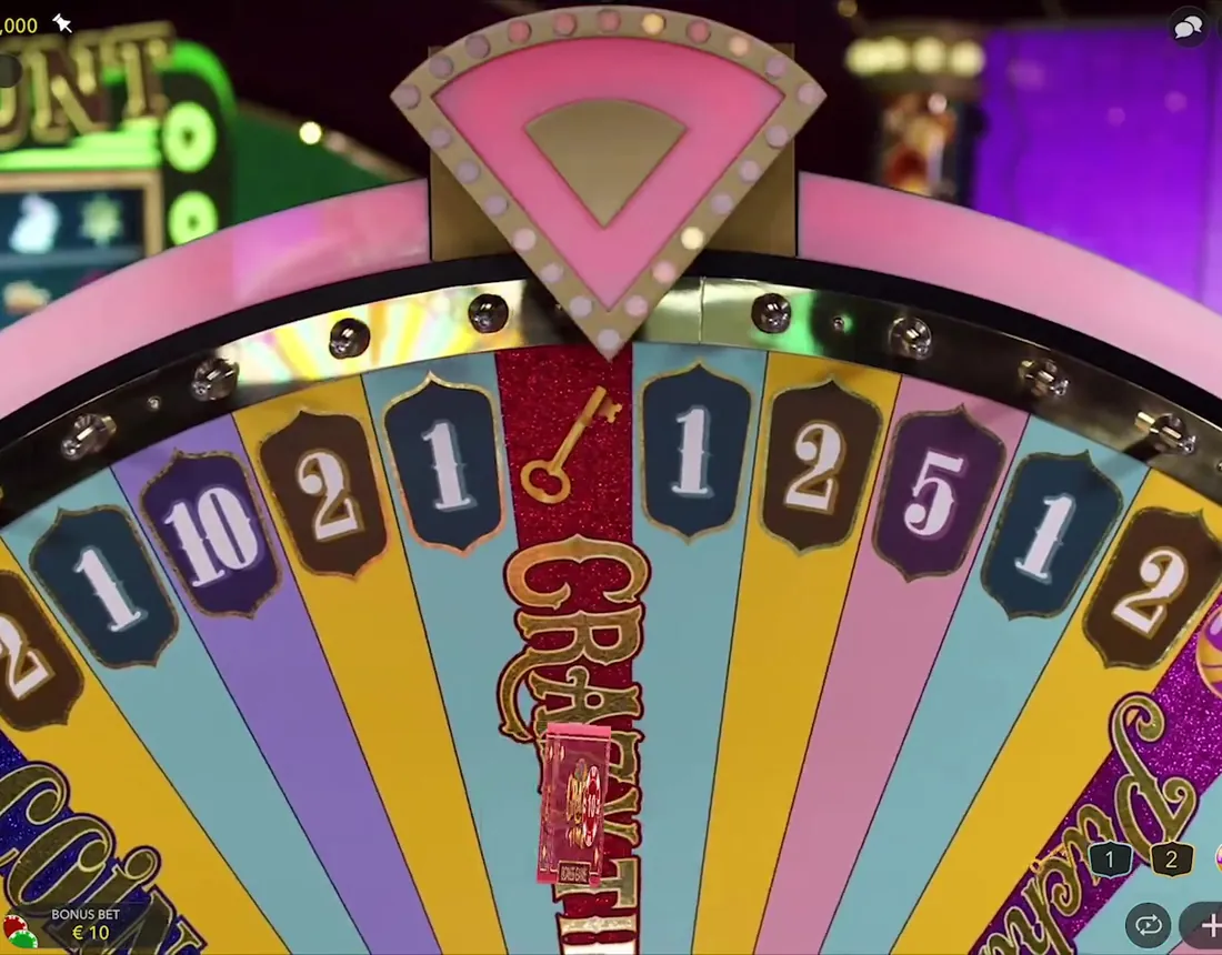 Primo piano della ruota di Crazy Time con gli spicchi numerati 1, 2, 5 e 10